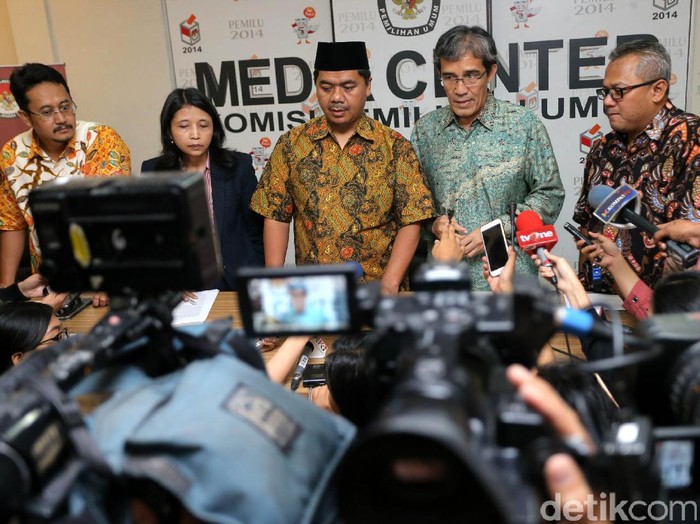 Di Penghujung Masa Jabatan, KPU Temui Jokowi Serahkan 5 Buku