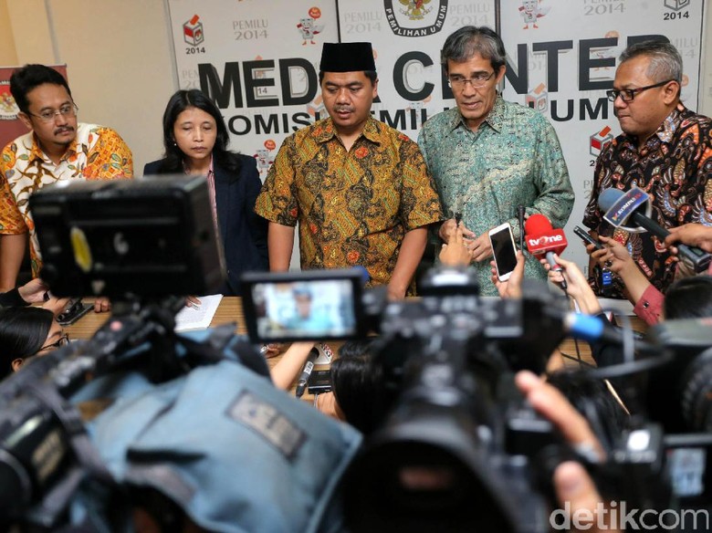 Di Penghujung Masa Jabatan, KPU Temui Jokowi Serahkan 5 Buku Di Penghujung Masa Jabatan, KPU Temui Jokowi Serahkan 5 Buku
