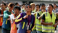 Senam bersama tersebut rutin dilakukan setiap hari Jumat untuk menjaga kebugaran tubuh para pekerja.