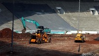 Alat berat mengeruk dan meratahan tanah di lapangan GBK.