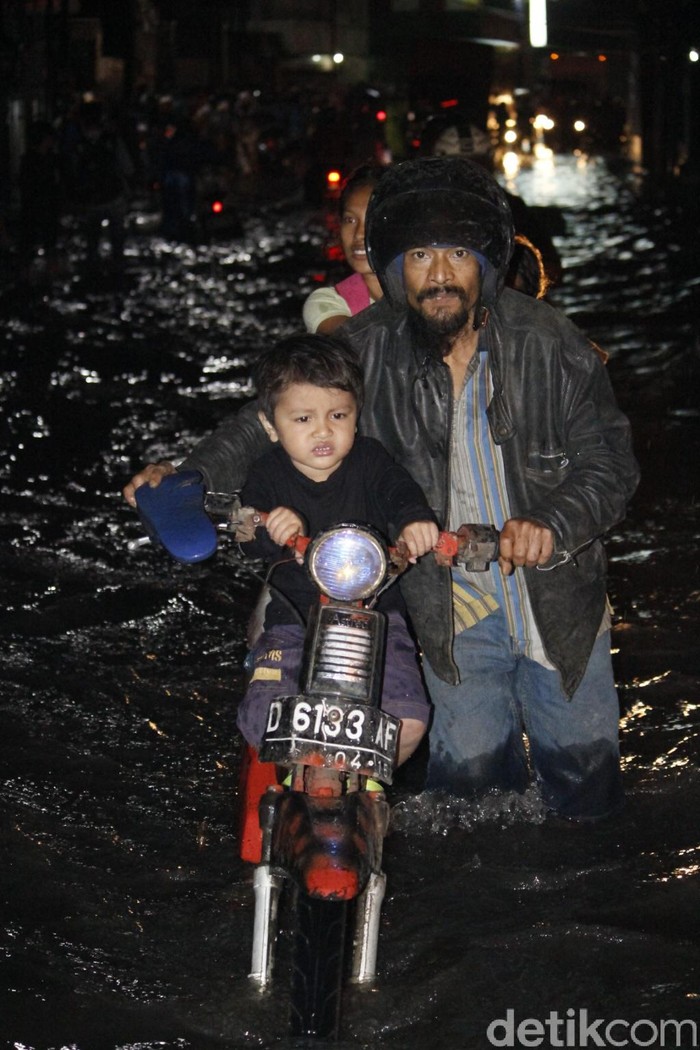 Banjir, Jalan Raya Kopo-Soreang Macet Panjang