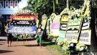 Deretan karangan bunga dari sejumlah tokok juga masih terpampang.