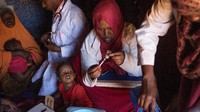 Tim medis memeriksa kesehatan anak-anak di desa Baligubadle. The International Federation of Red Cross and Red Crescent Societies/Reuters/detikFoto.