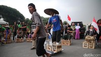 Mereka meminta pemerintah membatalkan rencana pembangunan pabrik semen di kawasan Kendeng atas alasan kelestarian lingkungan.