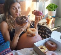 Wah, Chef Ini Buat Foto Kehamilan Bertema Burger, Pizza Hingga Donat!