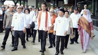 Presiden Jokowi saat meninjau Pos Lintas Batas Negara (PLBN) terpadu di Aruk. Dok, PUPR/Setpres.