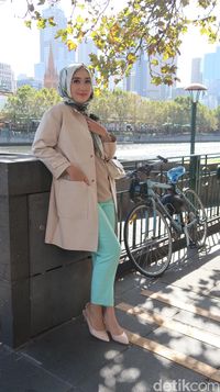 Intip Isi Tas Dian Pelangi Saat Traveling