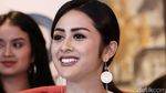 Selvi Kitty Tampak Cantik Bergaya Monokrom