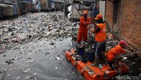 Butuh waktu berhari-hari untuk membersihkan semua sampah ini.