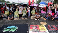 Aksi ini tetap dilakukan meski gerimis mengguyur.