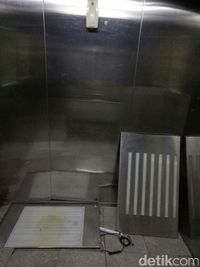 Lift Blok M Square yang retak /  