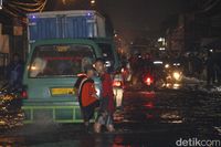 Banjir, Jalan Raya Kopo-Soreang Macet Panjang