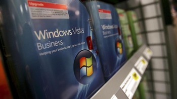 Windows Vista. OS yang diluncurkan tahun 2006 ini rilis setelah Windows XP yang amat populer. Banyak tudingan negatif yang dialamatkan buat Vista di antaranya lelet, bikin bingung, dan minim dukungan hardware dan software yang sesuai. (Foto: Spencer Platt/Getty Images)