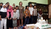Ia merayakan ulang tahunnya tersebut bersama anak-anak Panti Asuhan. Pool/Noel/detikFoto.