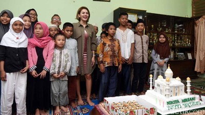 Kue Masjid dan Anak-anak Panti Asuhan di Ulang Tahun Nikita Mirzani