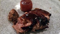 Local Pecking Duck yang lembut disajikan dengan saus gurih dan lobak. Ada juga pelengkap mirip serundeng yang didapat dari tulang yang sudah direbus dan dihancurkan.