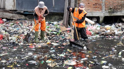 Pasukan Oranye Bersihkan Sampah di Kali Gendong