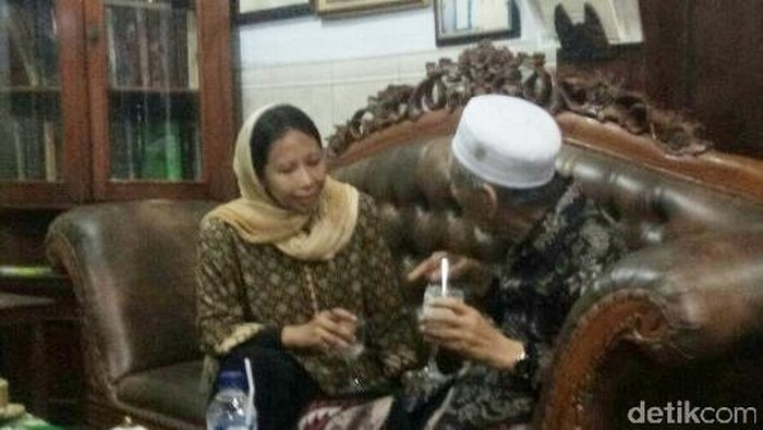 Dari Pabrik Semen, Menteri Rini Sowan ke Mbah Moen