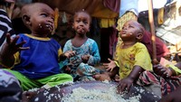 Kekeringan menyebabkan makanan semakin langka. Sepiring nasi terpaksa dimakan ramai-ramai. Feisal Omar/Reuters.