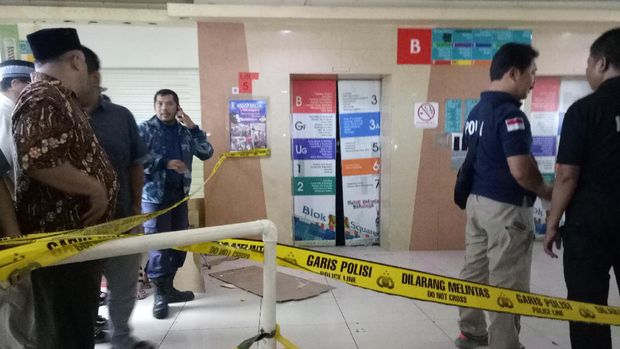 Lift Blok M Square Jatuh