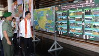 Presiden Jokowi saat mendengarkan penjelasan perihal pembangunan jalan paralel di perbatasan Kalimantan. Dok, PUPR/Setpres.