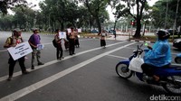 Sepanjang kampanye, mereka juga membawa atribut berupa poster.