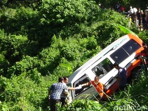 Mobil Travel Nyungsep di Pinggir Jurang, Sopir Ditemukan Tewas