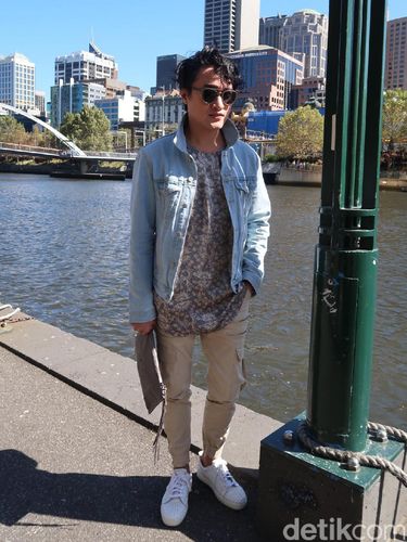 Foto: OOTD Saat Traveling ala Dian Pelangi