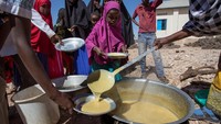 Sejumlah anak antre makanan di Desa Baligubadle. The International Federation of Red Cross and Red Crescent Societies/Reuters.