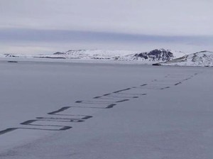 Pola Garis Misterius Muncul di Permukaan Danau Beku Islandia