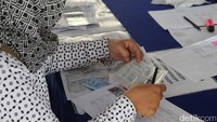Petugas memeriksa surat-surat kendaraan.