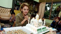 Artis yang sering menuai kontroversi itu mengucapkan harapannya di depan kue ulang tahun berbentuk masjid itu. Pool/Noel/detikFoto.