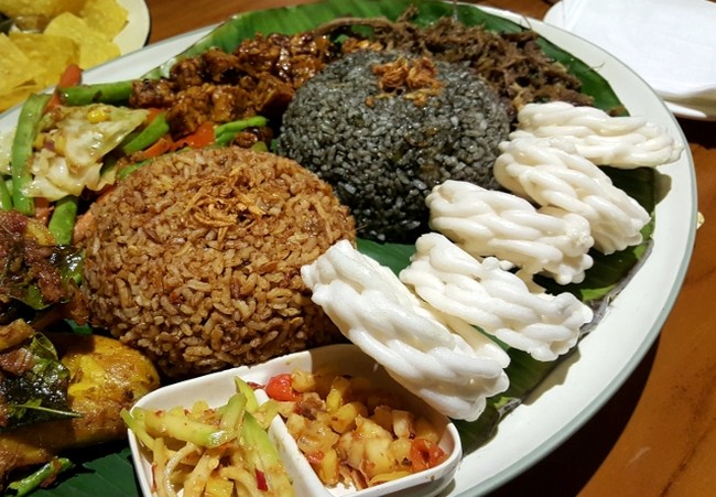 Enaknya Makan Nasi Komplet Tradisional di 5 Tempat Ini