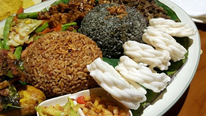 Makan Nasi Liwet dan Kembulan Beralas Daun Pisang Bisa di 4 Tempat Ini