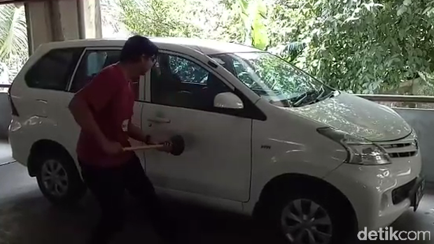Dua orang hasilnya tetap tidak bisa membuka pintu mobil