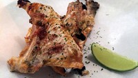 Ada juga Grilled White Snapper Collars. Bagian rahang ikan kakap yang dipanggang dengan bumbu rempah Bali. Makin segar diperciki jeruk nipis.