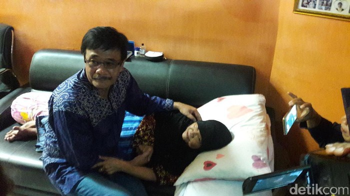 Djarot Berbisik dan Cium Pipi Lansia yang Sakit di Penjaringan