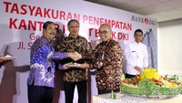 Peresmian kantor pusat Bank DKI itu Hadir oleh Kepala Badan Pembinaan BUMD Provinsi DKI Jakarta, Yurianto, Walikota Jakarta Pusat, Mangara Pardede, Komisaris Utama Bank DKI, Honggo Widjojo Kangmasto, Direktur Utama Bank DKI, Kresno Sediarsi, Asisten Perekonomian dan Keuangan Sekda Provinsi DKI Jakarta, Franky Mangatas Panjaitan dan Kepala Badan Pengelola Keuangan Daerah, Heru Budi Hartono. (Foto: dok Bank DKI) 