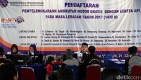 Calon pemudik mendaftarkan diri di loket pendaftaran mudik gratis pemotor di Stasiun Pasar Senen, Jakarta Pusat, Jumat (17/3/2017).
