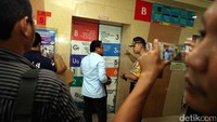Polisi yang datang mulai melakukan pengecekan awal di lokasi kejadian sekitar pukul 14.10 WIB, Jumat (17/3/2017). 