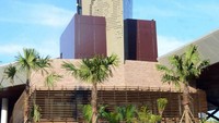 Konsep arsitektur yang diusung menjadi desain PLBN ini mengadopsi Rumah Panjang yang merupakan rumah tradisional suku dayak. Kesan bangunannya pun semakin modern dengan aksen atap yang menjulang tinggi dihiasi dengan ukiran tradisonal dayak. Dok, PUPR/Setpres.