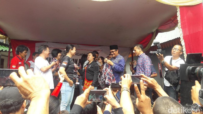 Terima Dukungan Djarot Pakaikan Kemeja Kotak kotak ke 