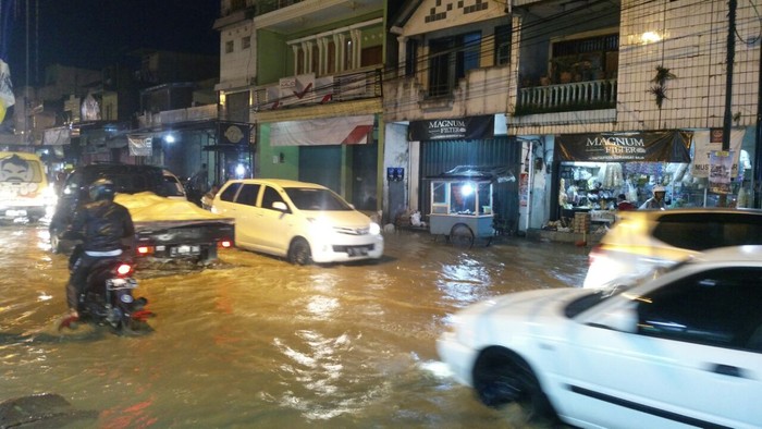 Hujan Deras, Sejumlah Ruas Jalan di Garut Kebanjiran
