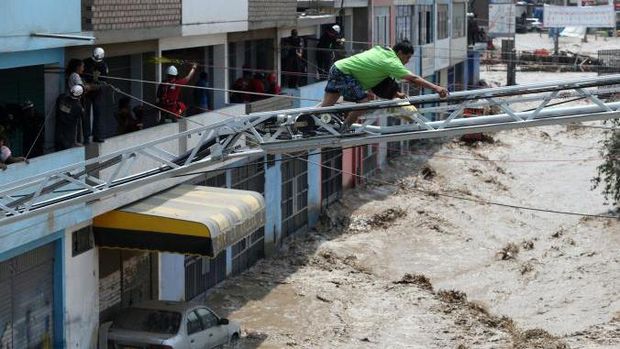 Menegangkan, Begini Penampakan Warga Peru Berjuang Hadapi Banjir