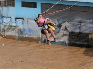 Menegangkan, Begini Penampakan Warga Peru Berjuang Hadapi Banjir