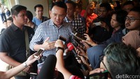 Ahok memberikan keterangan sebelum menonton film.