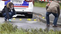 Polisi melakukan olah TKP. Sementara identitas pria yang ditembak mati itu masih belum diketahui. Pool/Charles Platiau/Reuters/detikFoto.