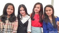 Tak hanya foto berdua, Prilly juga mau loh diajak foto rame-rame. Pool/Hanif Hawari/detikHOT
