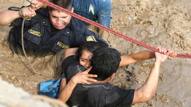 Menegangkan, Begini Penampakan Warga Peru Berjuang Hadapi Banjir