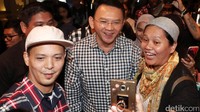 Ahok melayani permintaan foto bersama pengunjung TIM.